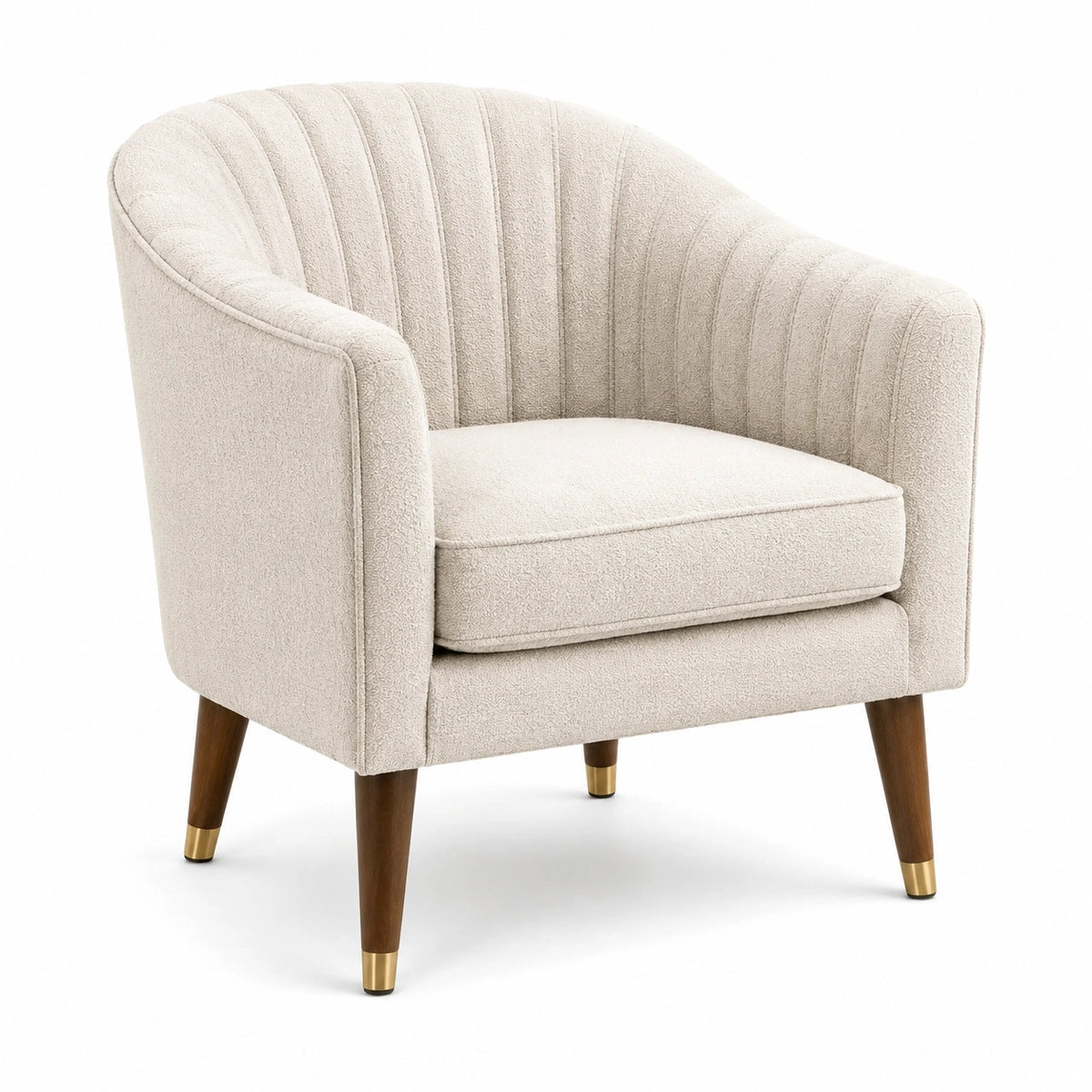 Sillón de tela beige con patas de madera y detalles metálicos