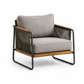 Sillón de tela gris claro con estructura de acero y madera de teca