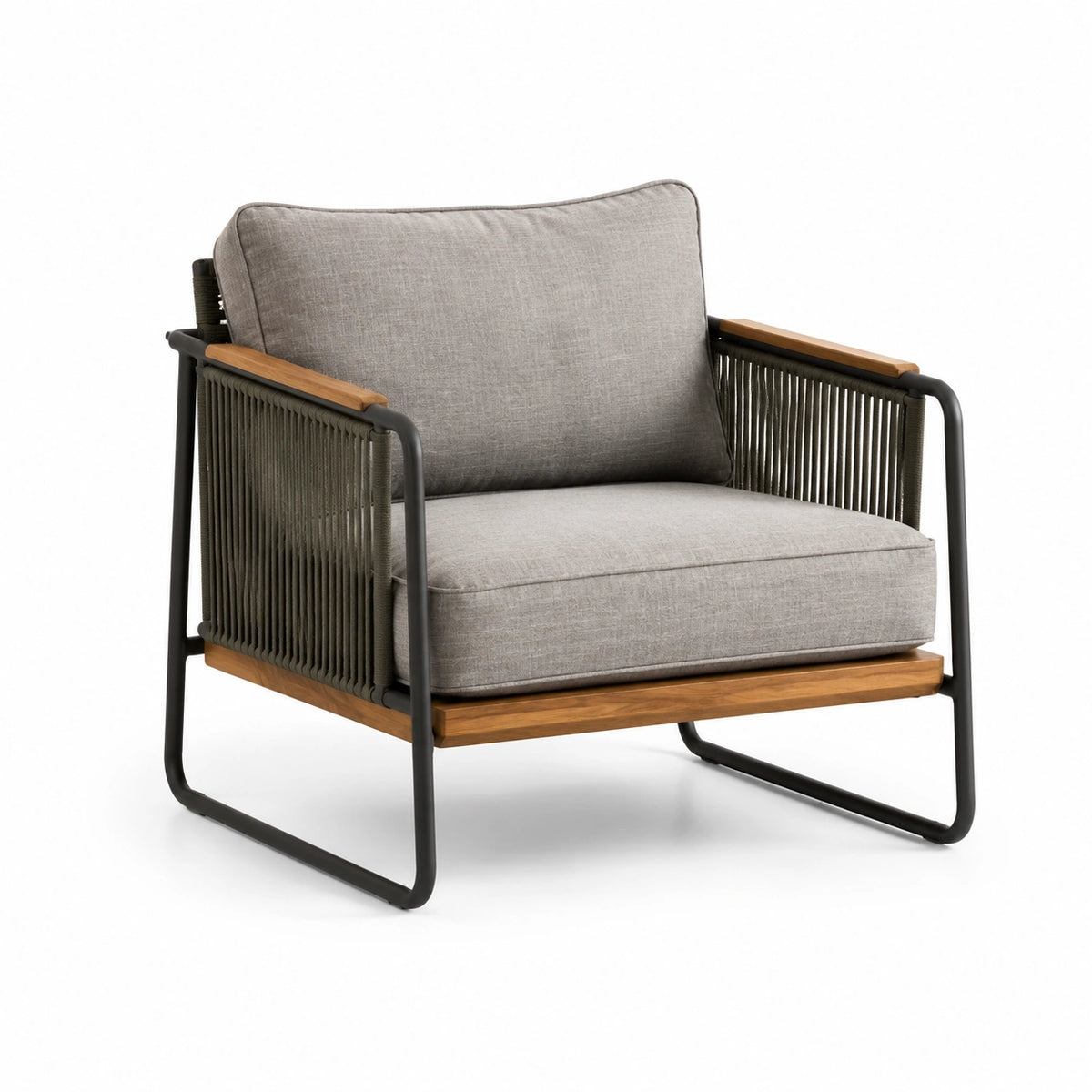 Sillón de tela gris claro con estructura de acero y madera de teca